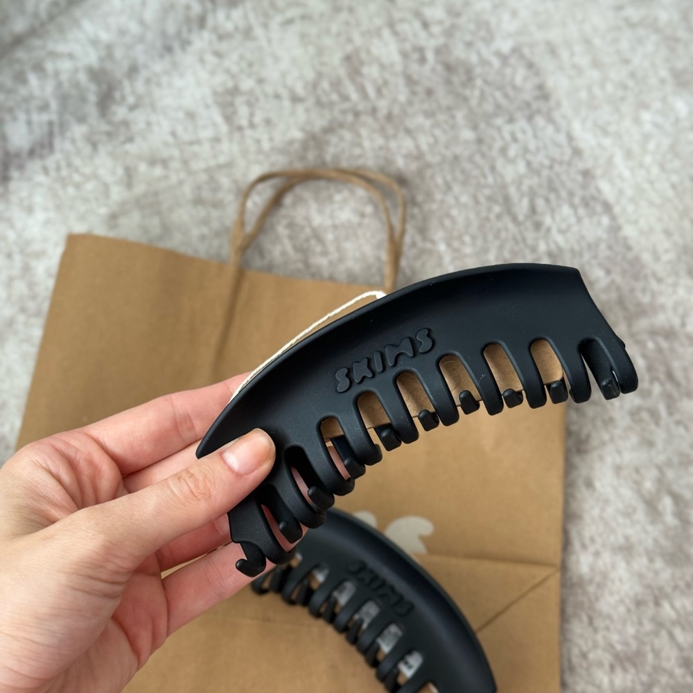 SKIMS Matte Black Large Hair Claw Clips - Pair - Picture 3 of 6